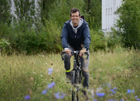 Adrian dans les champs et à vélo